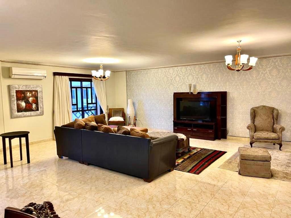 Luxurious 3 Bedroom Rustic Apartment Overlooking Huge Garden - For Families And Couples 开罗 外观 照片