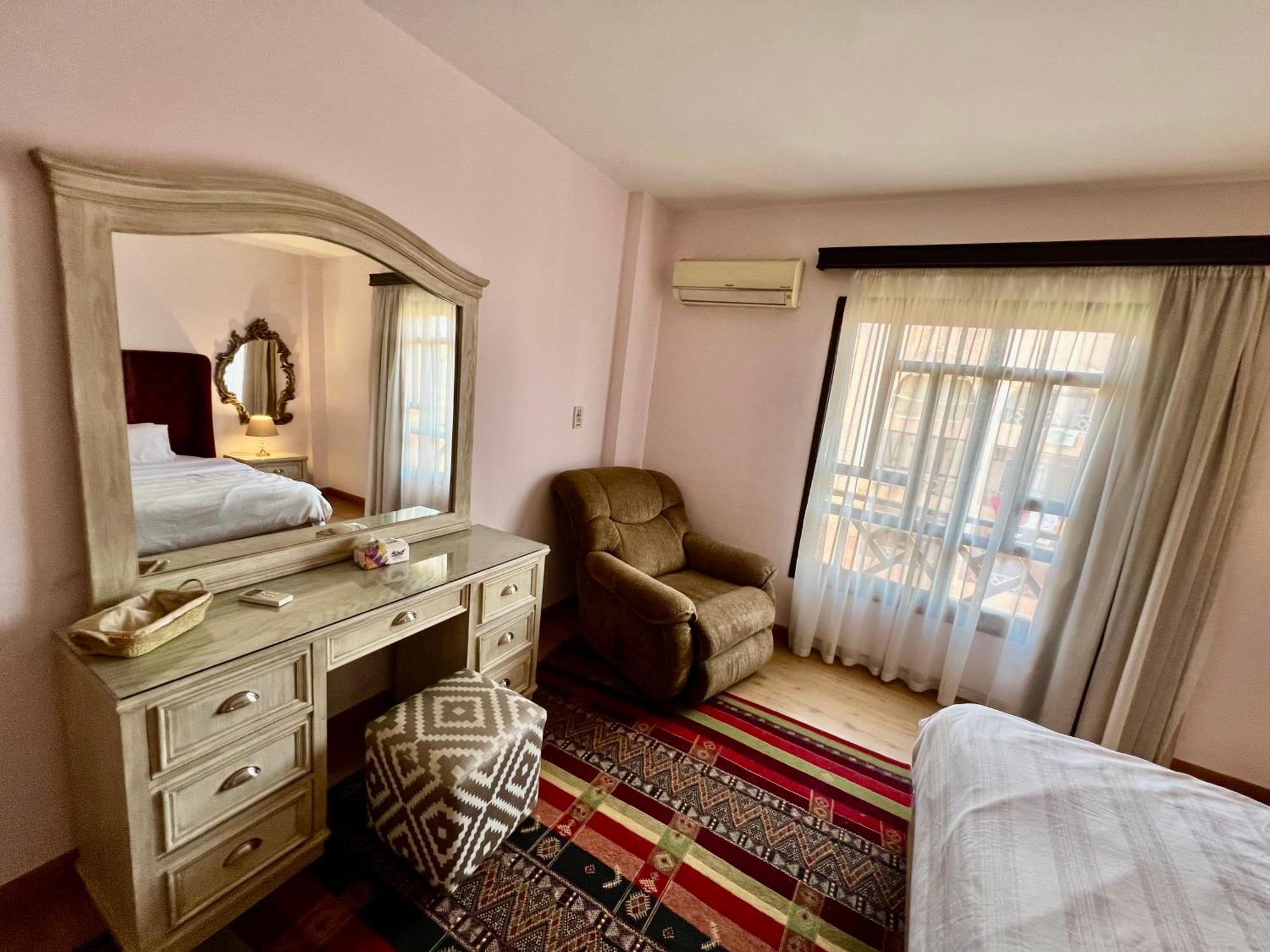 Luxurious 3 Bedroom Rustic Apartment Overlooking Huge Garden - For Families And Couples 开罗 外观 照片