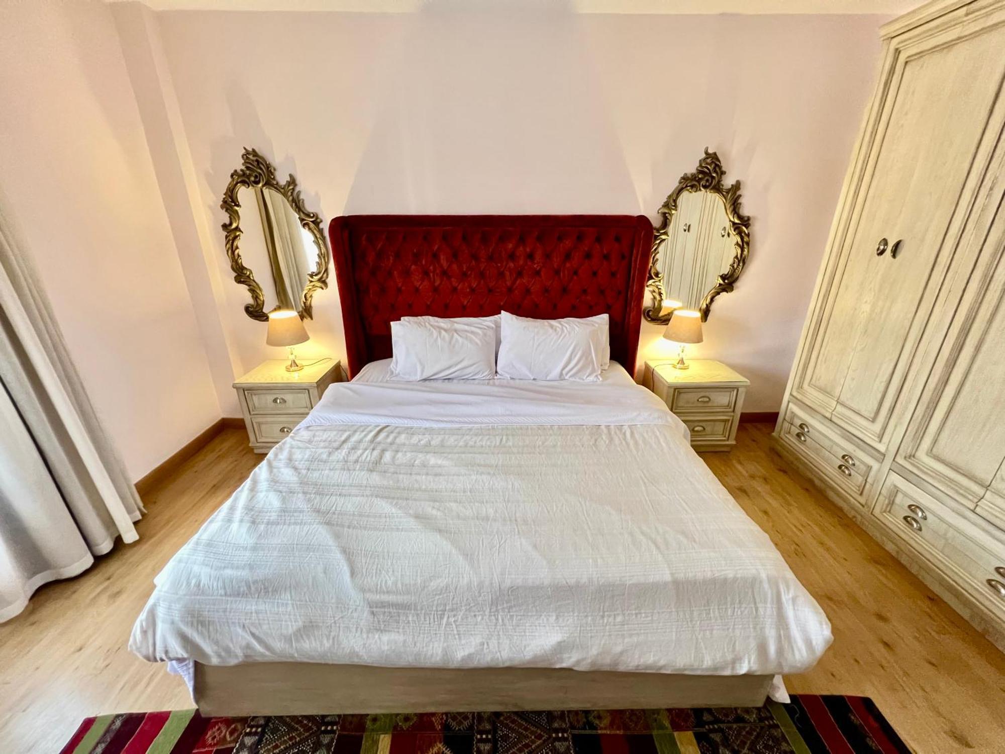 Luxurious 3 Bedroom Rustic Apartment Overlooking Huge Garden - For Families And Couples 开罗 外观 照片