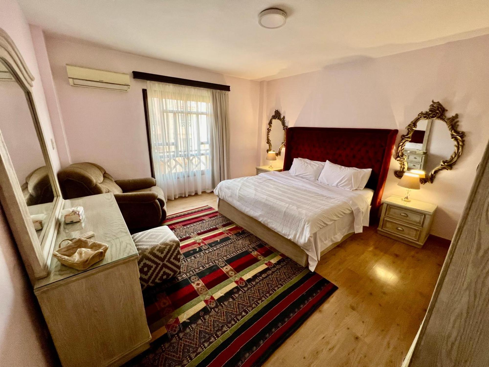 Luxurious 3 Bedroom Rustic Apartment Overlooking Huge Garden - For Families And Couples 开罗 外观 照片